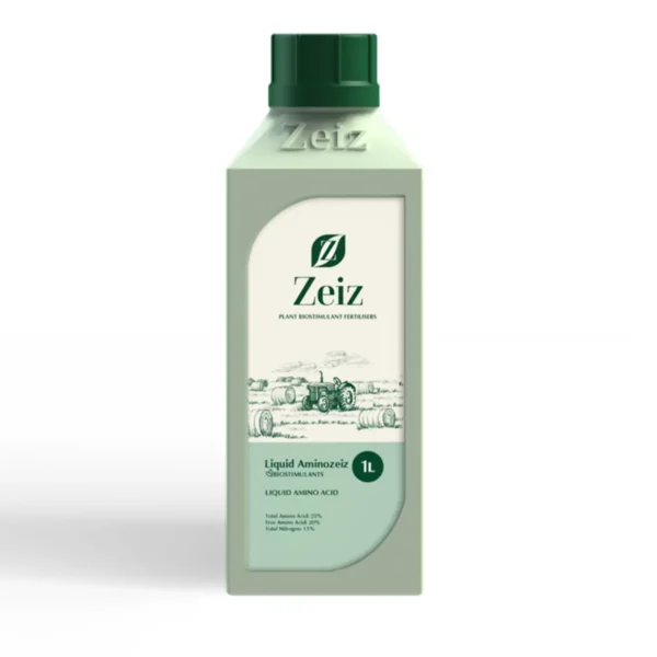 عکس یک بطری پلاستیکی مستطیلی شکل با بدنه به رنگ سبز روشن و درب پیچی تیره؛ روی بدنه با برجستگی نوشته «Zeiz» و در زیر آن برچسب سفید–سبز قرار دارد که لوگوی Zeiz، عنوان «Liquid Aminozeiz 1L»، عبارت «Plant Biostimulant Fertilisers» و درصد ترکیبات «Total Amino Acid 25%، Free Amino Acid 20%، Total Nitrogen 15%» به‌همراه طرح خطی یک تراکتور در مزرعه نقش بسته است.